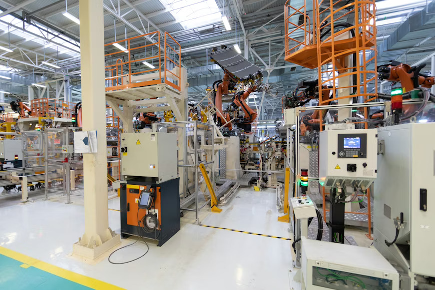 Stretch moving boxes onto a conveyor belt